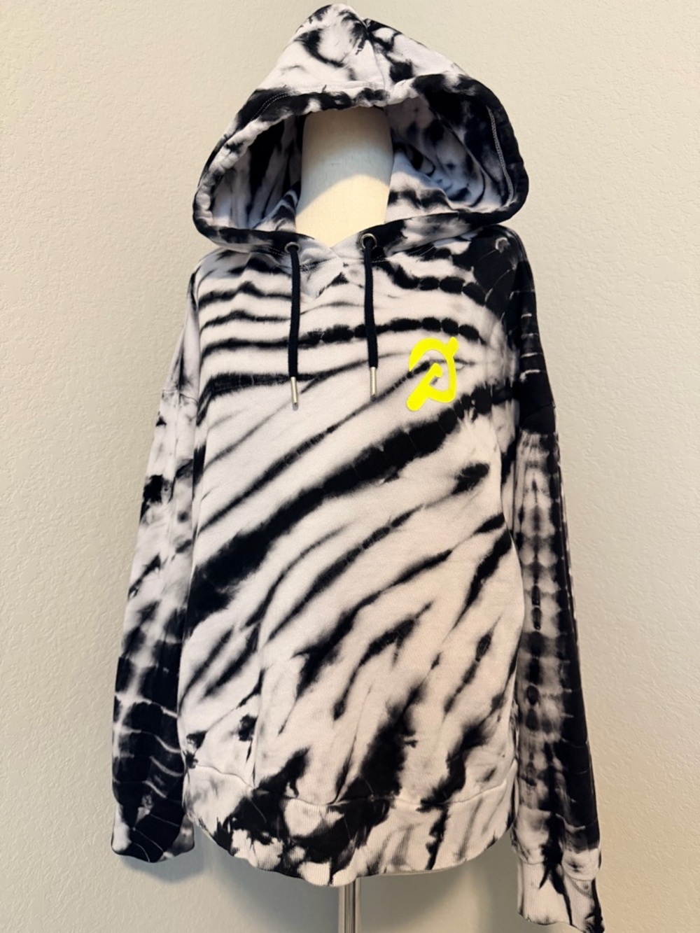 Peloton "Together We Go Far" Tie-Dye Cropped Hoodie – Black/White
